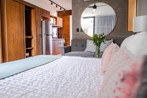 Ocean view Studio, Rooftop Pool, steps from beach Hyatt