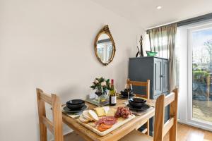 139 I Abbey House I Characterful & Peaceful 1BR House w Garden, Rooftop Balcony, Fully Equipped Kitchen and Dedicated Workspace