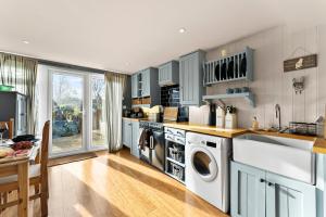 139 I Abbey House I Characterful & Peaceful 1BR House w Garden, Rooftop Balcony, Fully Equipped Kitchen and Dedicated Workspace