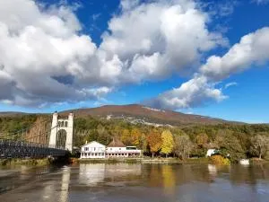 Appartement privé avec piscine vue exceptionnelle sur l'eau - Izieu