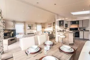 Woodland Jewel Lodge with Hot Tub - Thornton