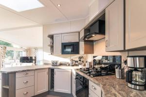 Woodland Jewel Lodge with Hot Tub