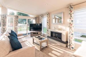 Woodland Jewel Lodge with Hot Tub