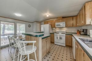 12 Mi to Ski Apache Cozy Ruidoso Home with Grill!