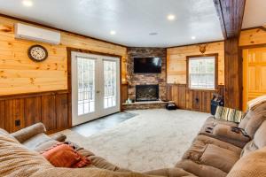 Houtzdale Home w Shuffleboard & Pickleball!
