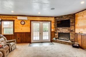 Houtzdale Home w Shuffleboard & Pickleball!