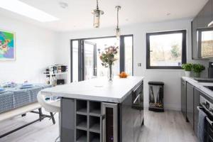 Seaside Bungalow for 6 Close to Village & Beach