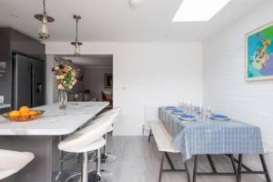 Seaside Bungalow for 6 Close to Village & Beach