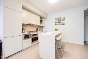 Downtown Charm 2BR Retreat in Prime Location