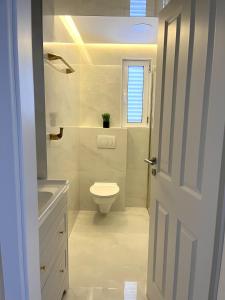 Central single house with parking-TOP LOCATION!