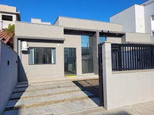 Casa com piscina e espaço gourmet 300m do mar