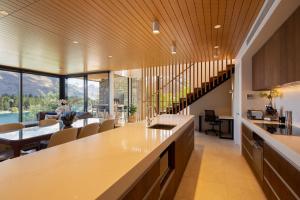Lakehouse 1- Free Parking- Walk To Town- Air Con