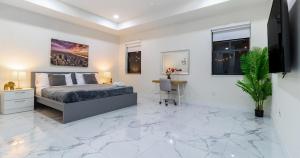 Tropical Villa wJacuzzi Big Terrace & Billiards