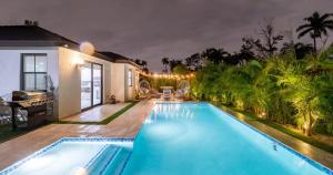 Tropical Villa wJacuzzi Big Terrace & Billiards