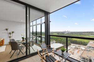 Chic 1-Bed with Pool by River Ferry & Amenities