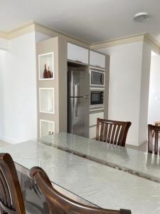 Apto completo e equipado próximo do mar