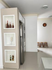 Apto completo e equipado próximo do mar