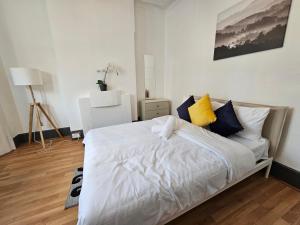 Family room near Queen Mary College