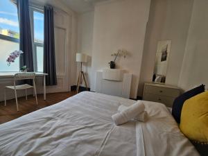 Family room near Queen Mary College