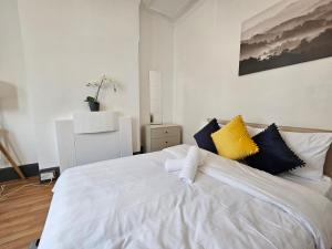 Family room near Queen Mary College