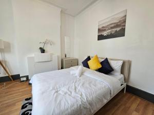 Family room near Queen Mary College