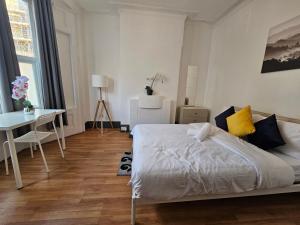 Family room near Queen Mary College