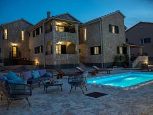 Seaside apartments with a swimming pool Razanac, Zadar - 22306