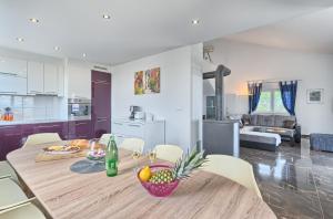 Family friendly house with a swimming pool Kastel Stari, Kastela - 22138