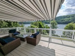 Candlewood Lake -Family Getaway, Lakefront 3775 sqft Home - Bridgewater