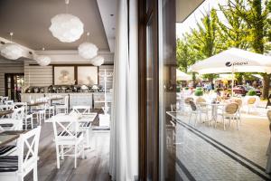 Marina Mielno z widokiem na jezioro