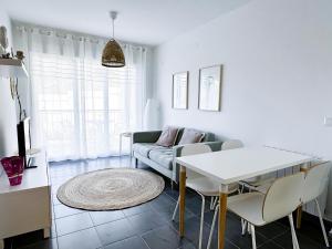 Apartamento acogedor y moderno cerca de la playa con piscina comunitaria, parking y wifi - ES-228-173