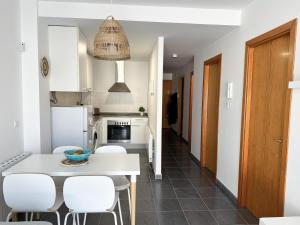 Apartamento acogedor y moderno cerca de la playa con piscina comunitaria, parking y wifi - ES-228-173