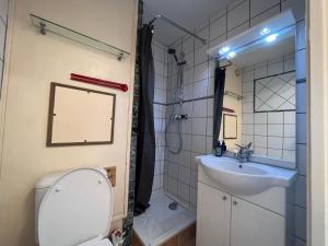 Studio cosy sans Wifi ni parking, proche pistes et commodités - FR-1-694-352