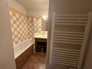 Appartements Appartement Vars, 2 pieces, 5 personnes - FR-1-773-10 : photos des chambres