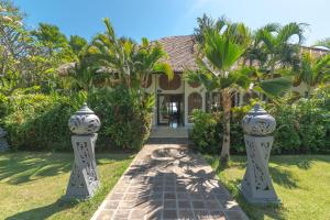 Villa Cerah beachfront