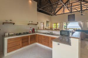 Beachfront Rice Field View Lovina Villa Cerah Bali