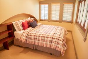 7401- Three Bedroom Loft Den Deluxe Crossings Townhomes condo