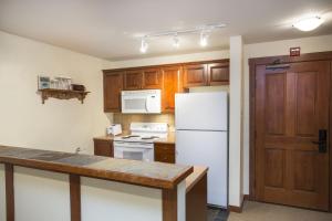 3304 - One Bedroom Den Standard Powderhorn Lodge condo