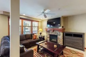 2307- Two Bedroom Den Deluxe Eagle Springs East Hotel Room - Brighton