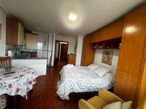 Apartamento con vistas al mar y piscina