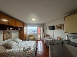 Apartamento con vistas al mar y piscina