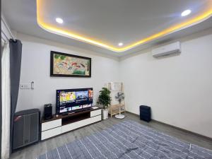 Green Jungle Homestay - Phù Hợp Gia Đình Từ 10 - 15 Người Lớn & 5 Trẻ Em - Bãi Đậu Xe Ô Tô, Sân BBQ - Miễn Phí Sử Dụng Dịch Vụ Hồ Bơi Cách Homestay 3 Phút Đi Bộ - 7 Phút Đi Bộ Đến Biển - 5 Phút Đến