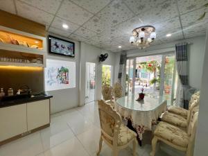 Green Jungle Homestay - Phù Hợp Gia Đình Từ 10 - 15 Người Lớn & 5 Trẻ Em - Bãi Đậu Xe Ô Tô, Sân BBQ - Miễn Phí Sử Dụng Dịch Vụ Hồ Bơi Cách Homestay 3 Phút Đi Bộ - 7 Phút Đi Bộ Đến Biển - 5 Phút Đến