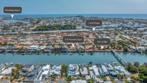 Luxury 4 bedroom waterfront holiday home on the Sunshine Coast