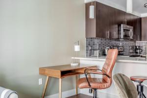 Bellevue 1br w gym lounge rooftop nr coffee SEA-578