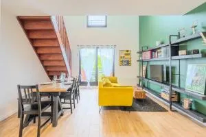 Bright 2-bedroom apartment w balcony and parking - 洛姆