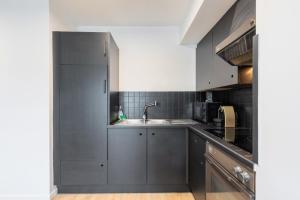 Bright 2-bedroom apartment w balcony and parking