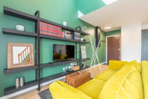 Bright 2-bedroom apartment w balcony and parking