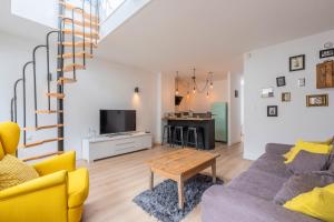 Appartement lumineux avec rooftop et garage privé.