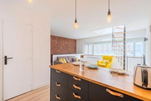 Appartement lumineux avec rooftop et garage privé.